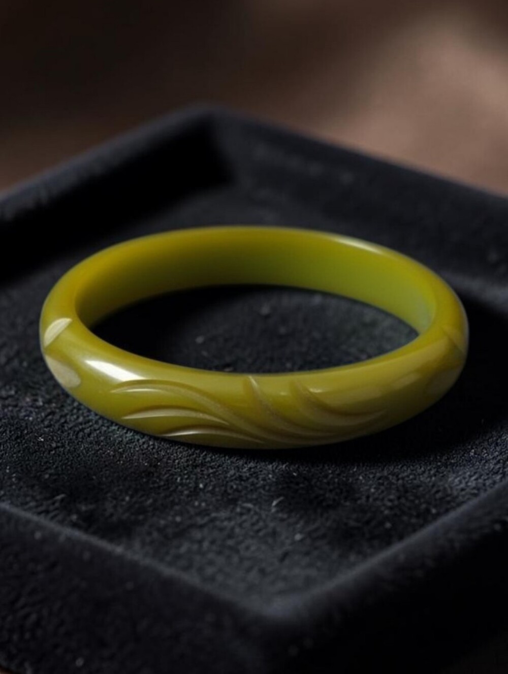 Bakelite Olive Green Carved Bangle Bracelet - Picture 2 of 5
